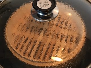 自制肠粉,在锅里加适量水煮沸
