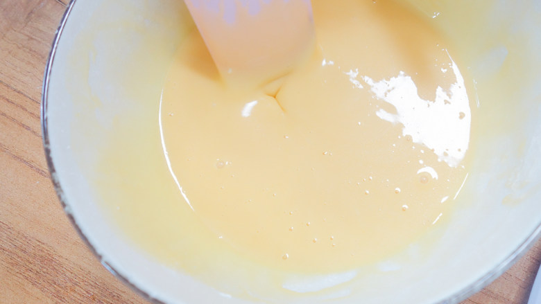简单易上手的圣诞奶油杯子蛋糕,加入65g黄混合成无颗粒的蛋黄糊备用