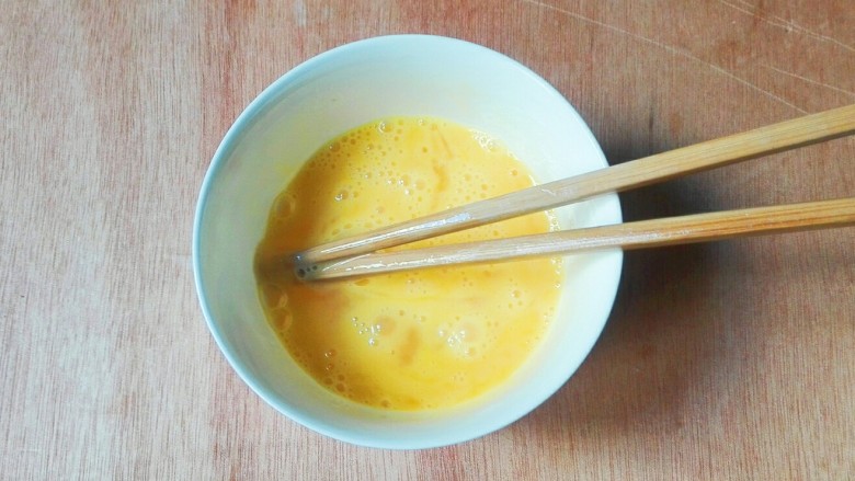 剩米饭的春天~九(韭)心(杏)蛋泡饭,用筷子打散