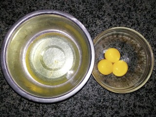 酸奶蛋糕,取两个干净无水的容器分离蛋清和蛋黄