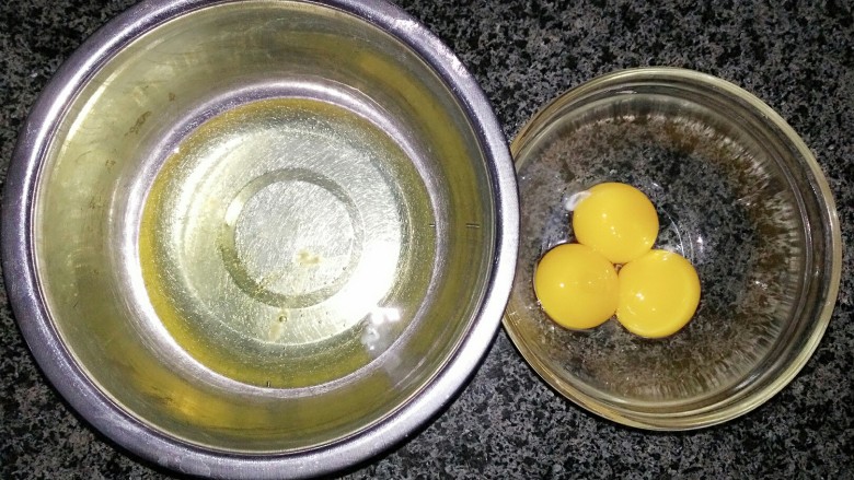 酸奶蛋糕,取两个干净无水的容器分离蛋清和蛋黄