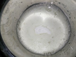 酸奶蛋糕,蛋清滴几滴柠檬汁低速打至网状
加入1/3白砂糖继续打发