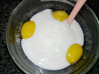 酸奶蛋糕,蛋黄加入200g浓稠酸奶搅拌均匀