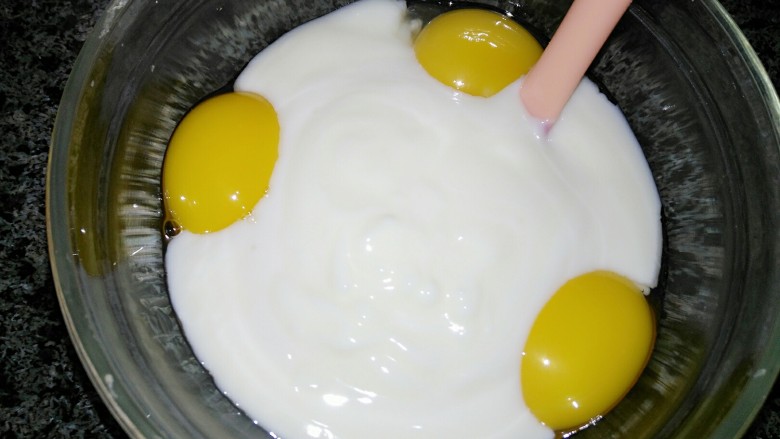 酸奶蛋糕,蛋黄加入200g浓稠酸奶搅拌均匀