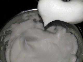 酸奶蛋糕,打至提起打蛋器出现大弯钩即可
不用打至干性发泡
我的有点打过了