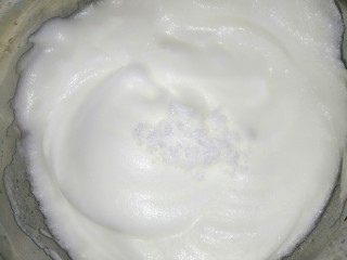 酸奶蛋糕,出现纹理后加入剩下的白砂糖