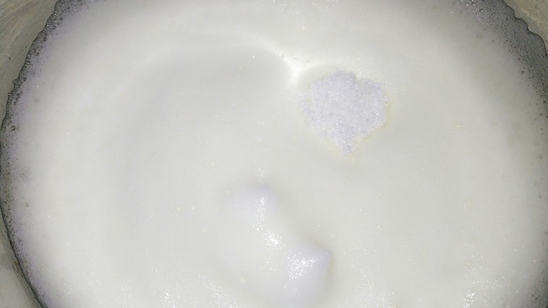 酸奶蛋糕,待网状变细腻后再加入1/3的白砂糖
高速打发