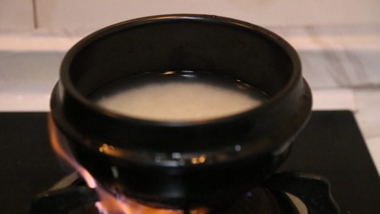咖喱炒饭,放入石锅中加入没个指节的水。