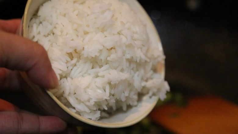 咖喱炒饭,倒入蒸好的米饭。