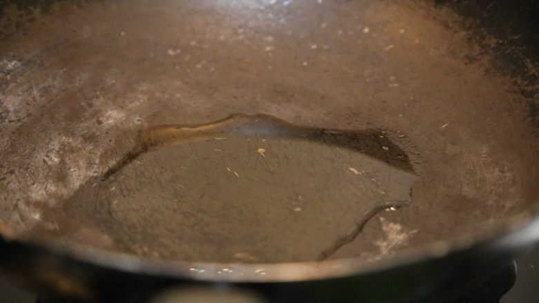咖喱炒饭,锅里倒入适量油。