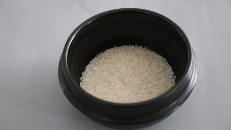 咖喱炒饭,准备好需要的米。