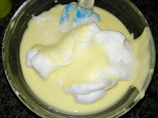 酸奶蛋糕,取少量蛋白加入到蛋糊中翻拌均匀