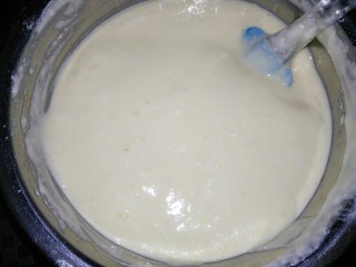 酸奶蛋糕,将蛋糊倒入到剩下的蛋白中翻拌均匀
不可画圈搅拌避免消泡
这个时候可以预热烤箱了