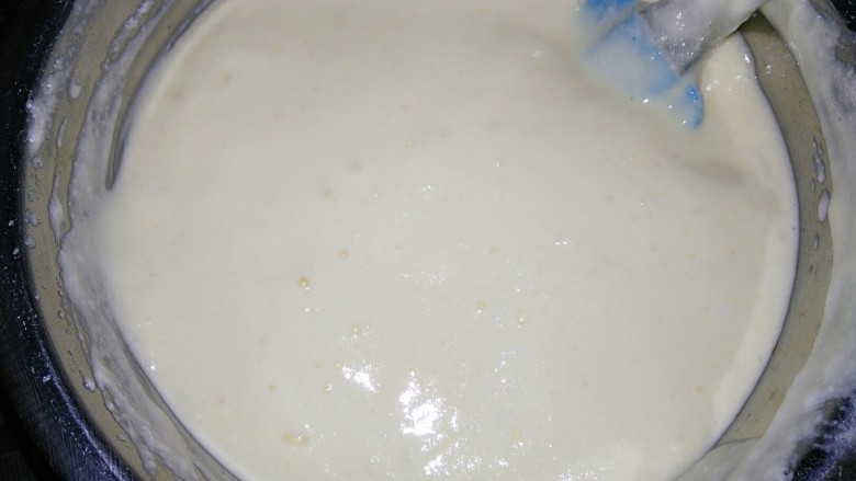酸奶蛋糕,将蛋糊倒入到剩下的蛋白中翻拌均匀
不可画圈搅拌避免消泡
这个时候可以预热烤箱了