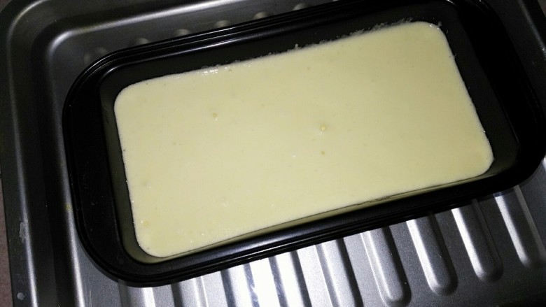 酸奶蛋糕,烤盘装满水放入模具
110度烤100分钟
关火后待烤箱温度自然降低后拿出
脱模即可