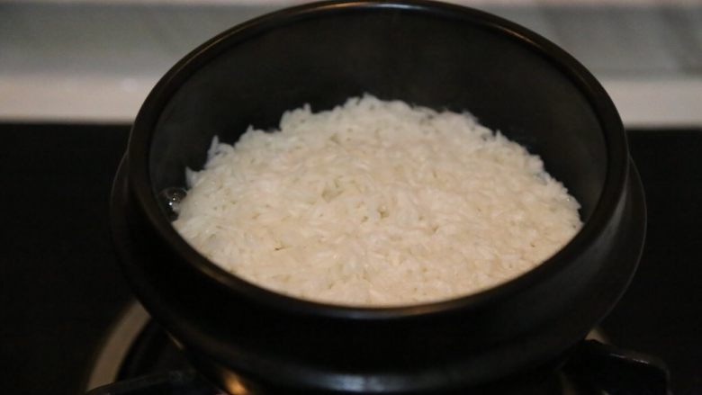 咖喱炒饭,小火蒸熟米饭。