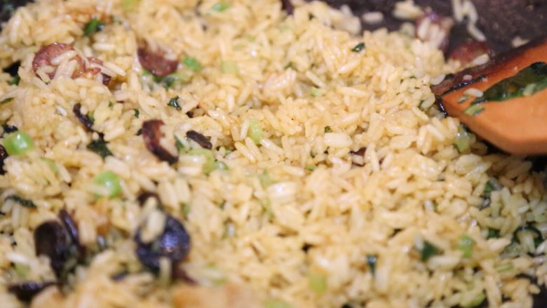 咖喱炒饭,翻炒均匀至咖喱融化包裹米饭。