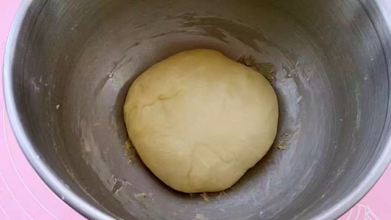 牛奶吐司,将面团放进容器中，覆盖保鲜膜放到温暖处进行发酵