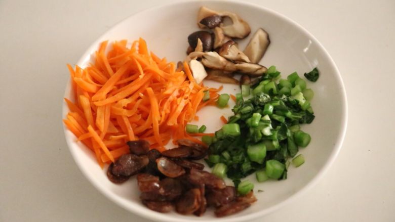 腊肠石锅拌饭,所有的蔬菜都炒熟装盘备用。