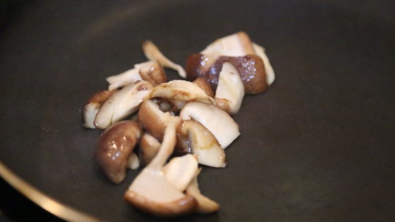 腊肠石锅拌饭,香菇炒熟备用。