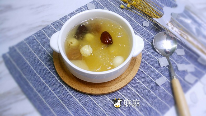 干燥气候的最佳食补甜品-梨子桂圆银耳汤