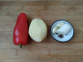 圆土豆+香辣红椒土豆丁,准备食材。