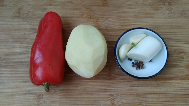 圆土豆+香辣红椒土豆丁,准备食材。