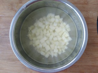 圆土豆+香辣红椒土豆丁,把切好的土豆丁放入清水里防止氧化。