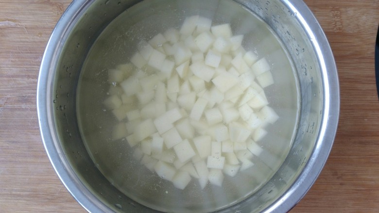圆土豆+香辣红椒土豆丁,把切好的土豆丁放入清水里防止氧化。