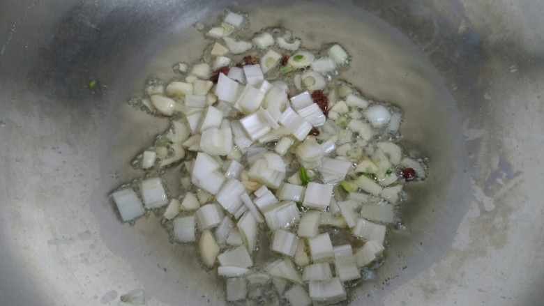 圆土豆+香辣红椒土豆丁,放入葱蒜爆香。