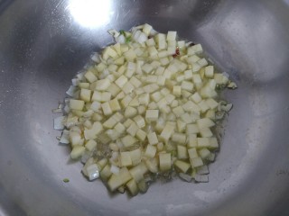 圆土豆+香辣红椒土豆丁,放入土豆丁煸炒至透明状。