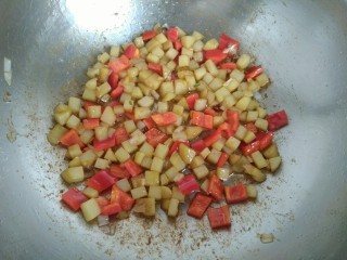 圆土豆+香辣红椒土豆丁,放入红椒翻炒均匀即可关火出锅。