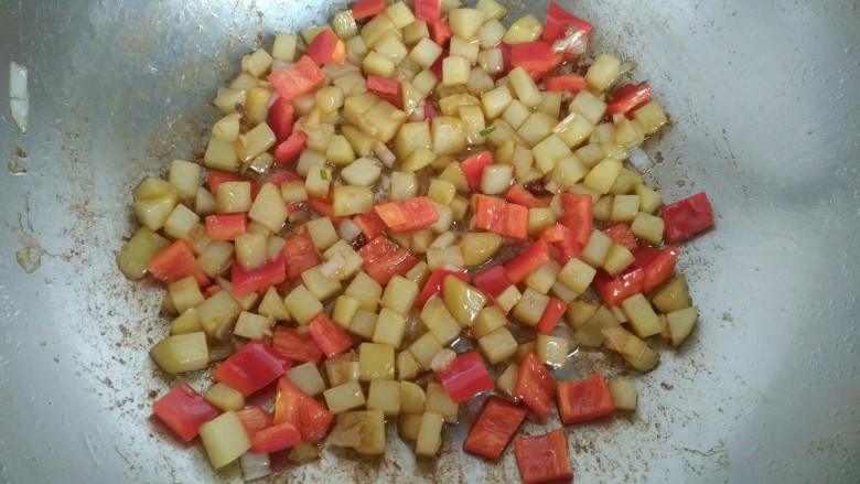 圆土豆+香辣红椒土豆丁,放入红椒翻炒均匀即可关火出锅。