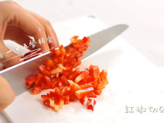 鸡蛋豆腐鲜虾羹,红椒切碎。
