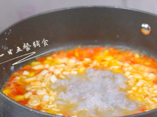 鸡蛋豆腐鲜虾羹,水开后下海鲜菇，倒入鲜虾，豆腐，加点盐再次煮开。