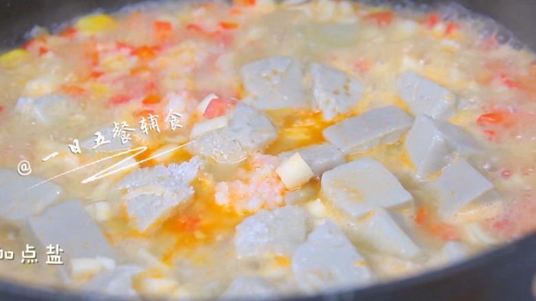 鸡蛋豆腐鲜虾羹,1勺淀粉加2勺水调成水淀粉，加入后再小火煮2分钟即可。
🌻小贴士 ：这里加了淀粉，做成了羹。妈妈们想最终做成汤就省略这一步。