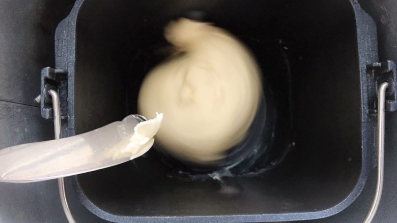 牛角包,把切成小块的黄油加进去，揉到黄油被面团吸收。我的面包机大概和了8分钟左右。