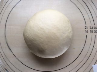 牛角包,面团整成圆形，放入盆内，盖上保鲜膜，进行第一次发酵。
