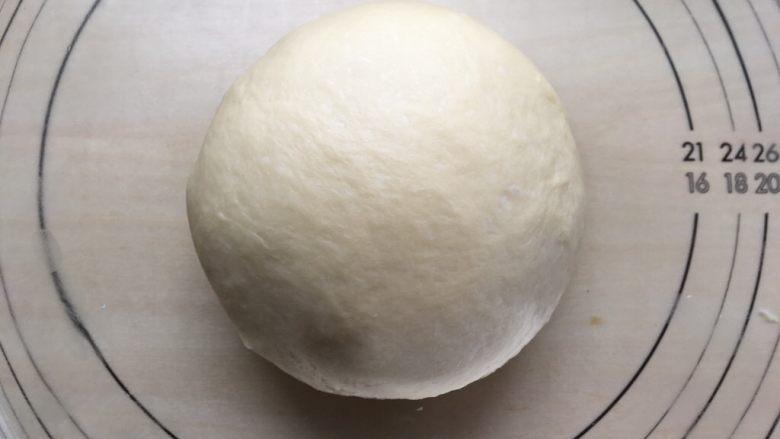 牛角包,面团整成圆形，放入盆内，盖上保鲜膜，进行第一次发酵。