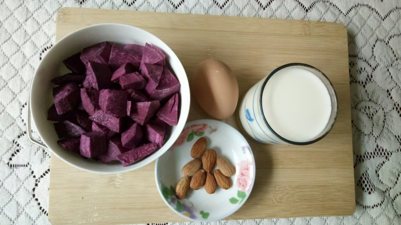 坚果紫薯蛋奶羹,紫薯洗净去皮切成小块！