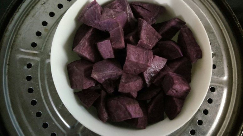 坚果紫薯蛋奶羹,锅里放水烧开，紫薯上锅蒸熟！