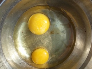 虾仁鸡蛋羹,两个鸡蛋磕入碗里！加一点料酒和盐！