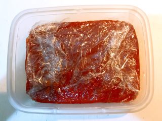 山楂糕,把炒好的山楂泥晾凉后放入保鲜盒中，盖上保鲜膜，放入冰箱冷藏4-6个小时