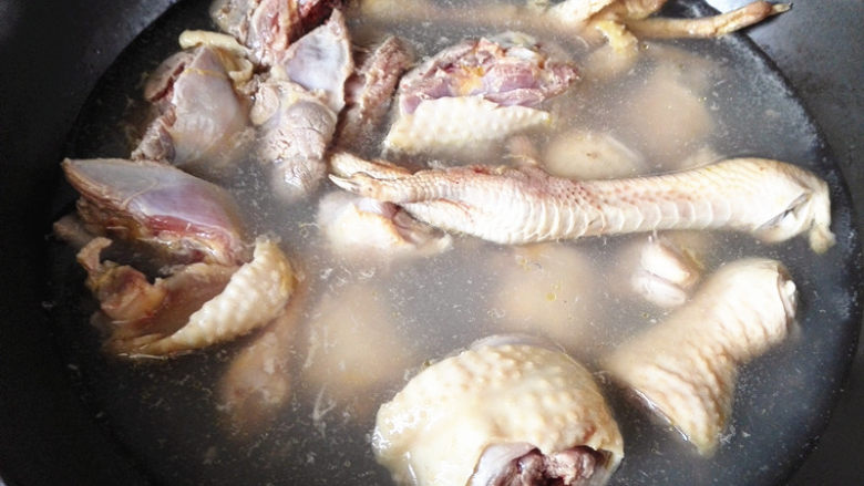 鸡肉麻辣香锅,锅里添适量清水，烧开后把鸡肉块倒入锅中，焯水去腥，