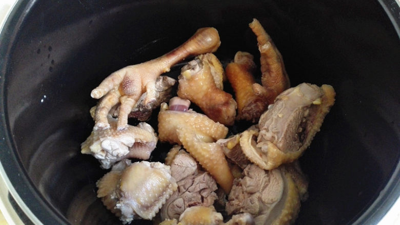 鸡肉麻辣香锅,将鸡肉块沥干水分，倒入高压锅里，