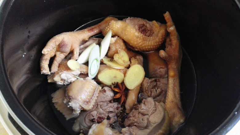 鸡肉麻辣香锅,锅里添清水，只要快没过鸡肉块即可，再放入葱，姜，大料和花椒，