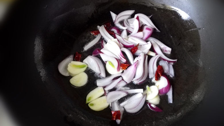 鸡肉麻辣香锅,锅里添适量的油，油热后，倒入洋葱，大蒜和干辣椒爆香，