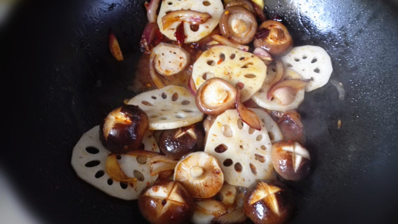 鸡肉麻辣香锅,倒入藕片和香菇翻炒，