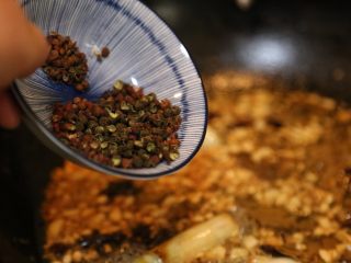 川香清油火锅底料,放入花椒，继续炒出香味。