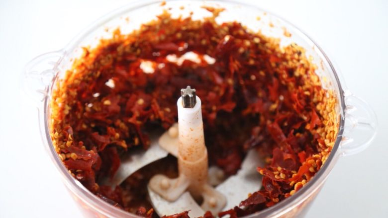 川香清油火锅底料,搅拌碎后，糍粑辣椒就做好了。